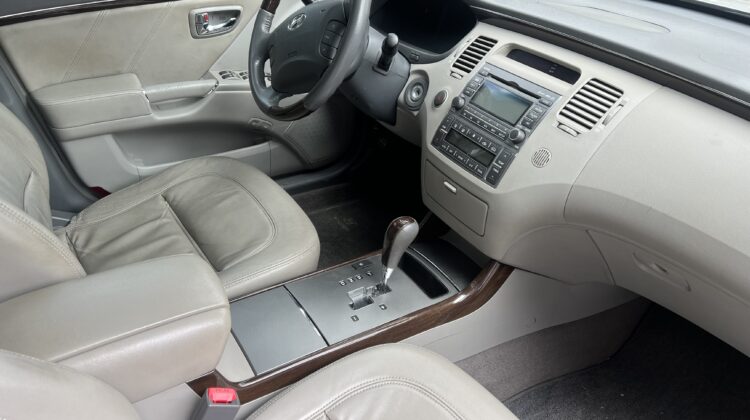 Azera 3.3 V6 Automático 2010 Prata com teto solar – Top de Linha