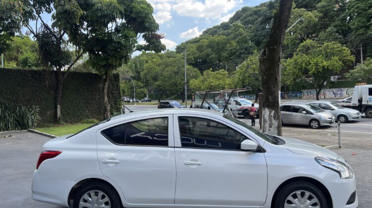 Versa 1.0 2015/2016 Branca Flex Completo