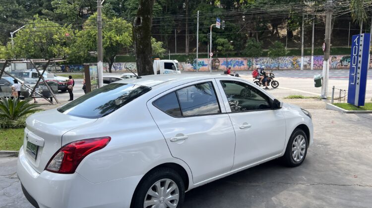 Versa 1.0 2015/2016 Branca Flex Completo