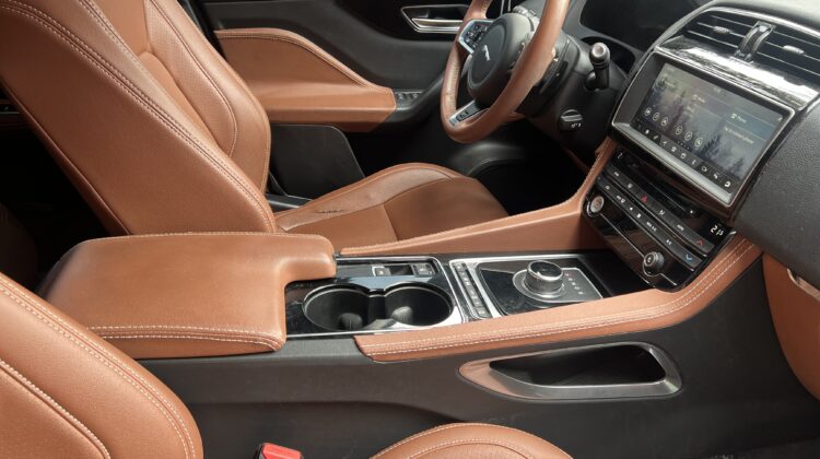 Jaguar F-Pace R-Sport3.0 V6 340CV AWD Automático 2017/2017 Preto – Blindado Nível III-A