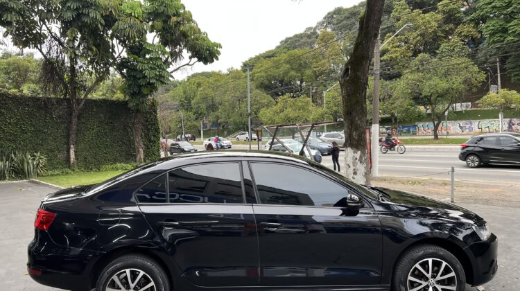 Jetta 2.0 2011 Preto Flex Completo