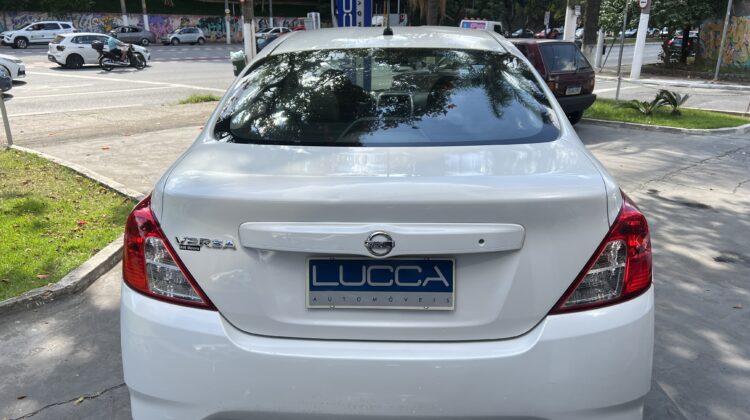 Versa 1.0 2015/2016 Branca Flex Completo