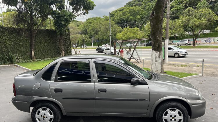 Corsa 1.6 Classic Automático 2004 Cinza