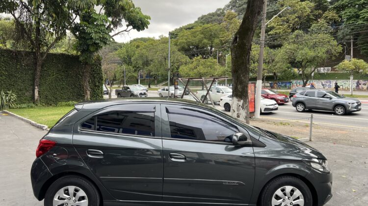 Onix 1.0 LT 2017 Cinza Flex Completo