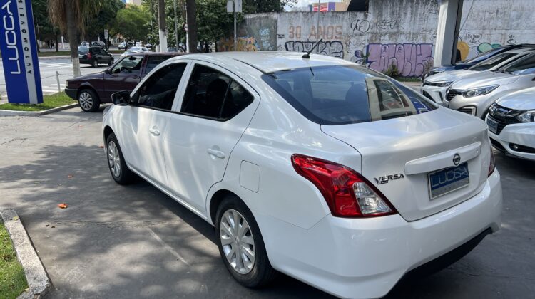 Versa 1.0 2015/2016 Branca Flex Completo