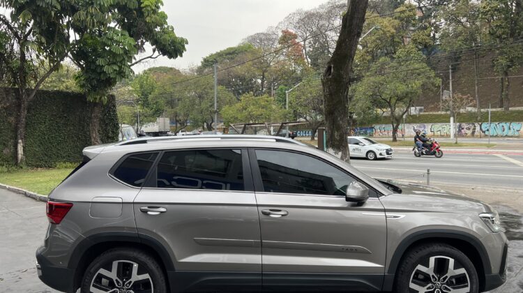 Taos Highline 1.4 250 TSI Automático 2024 Bege Flex com teto solar