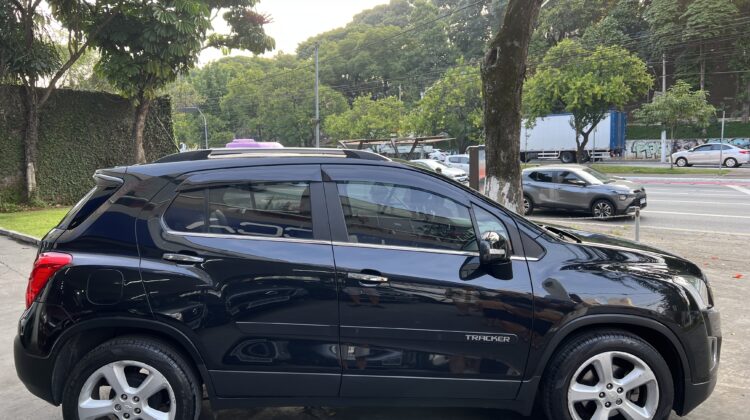Tracker LTZ 1.8 Automático 2015/2015 Preto Flex com teto solar