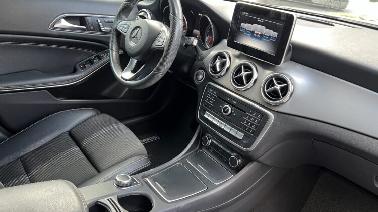 Mercedes-Benz GLA 200 Night 1.6 CGI Aut. 2018/2019 Preta Flex Completa