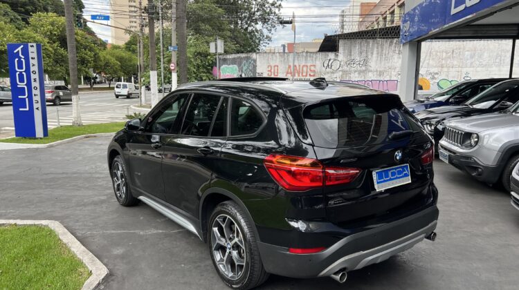 BMW X1 2.0 Turbo X-Line Activeflex Sdrive Aut. 2018 preto com teto solar