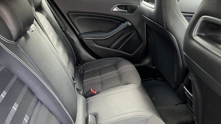 Mercedes-Benz GLA 200 Night 1.6 CGI Aut. 2018/2019 Preta Flex Completa