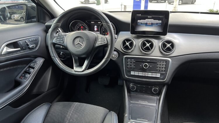 Mercedes-Benz GLA 200 Night 1.6 CGI Aut. 2018/2019 Preta Flex Completa