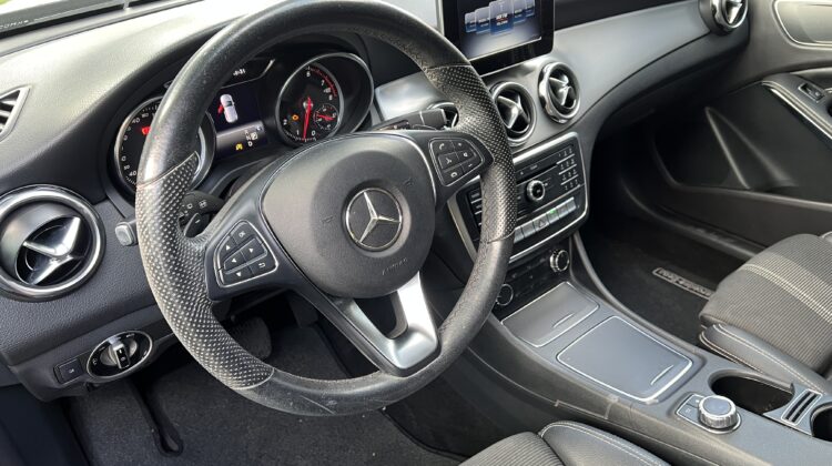 Mercedes-Benz GLA 200 Night 1.6 CGI Aut. 2018/2019 Preta Flex Completa
