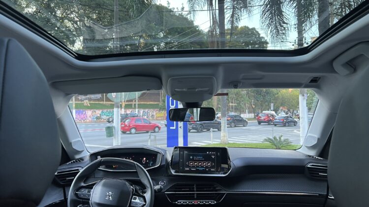 208 Griffe 1.6 Automático 2022 Azul flex com teto panorâmico