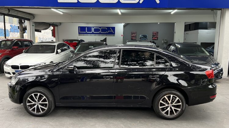 Jetta 2.0 2011 Preto Flex Completo