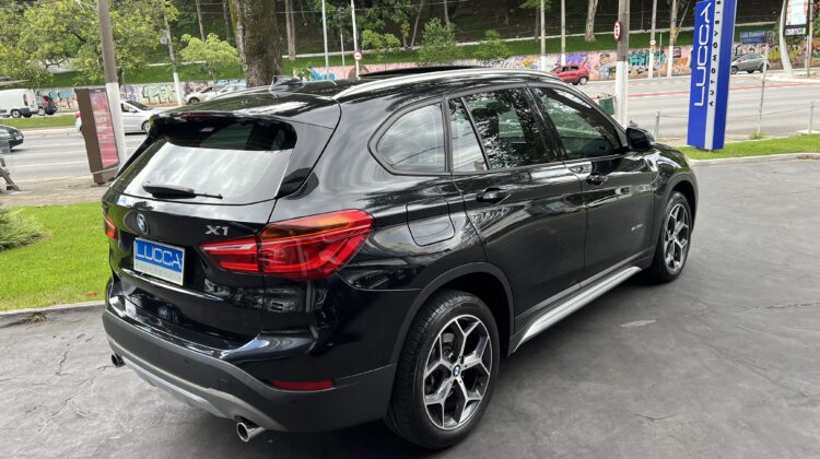 BMW X1 2.0 Turbo X-Line Activeflex Sdrive Aut. 2018 preto com teto solar