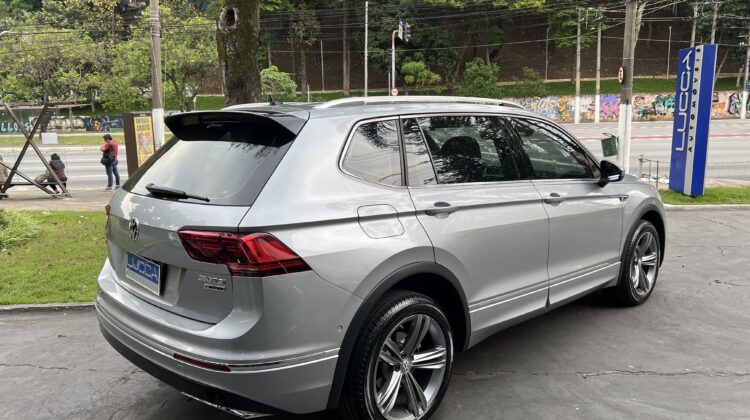 Tiguan R-Line 2.0 350 TSI 4motion Aut. 2021 Prata com teto solar