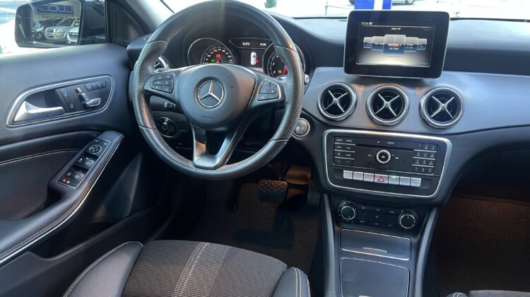 Mercedes-Benz GLA 200 Night 1.6 CGI Aut. 2018/2019 Preta Flex Completa