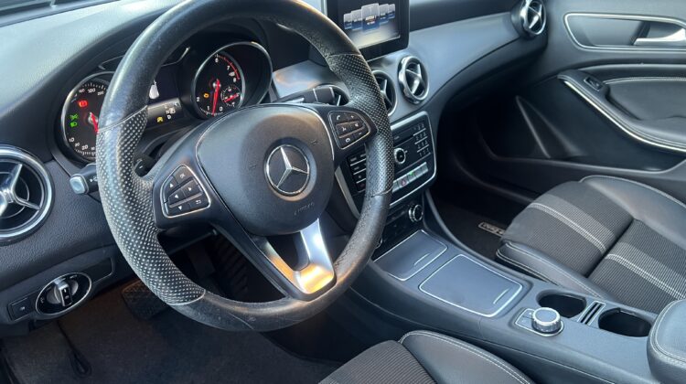 Mercedes-Benz GLA 200 Night 1.6 CGI Aut. 2018/2019 Preta Flex Completa