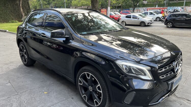 Mercedes-Benz GLA 200 Night 1.6 CGI Aut. 2018/2019 Preta Flex Completa