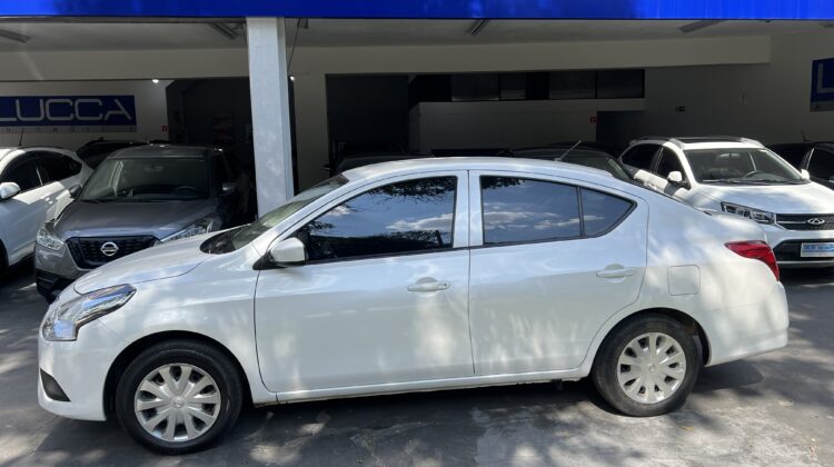 Versa 1.0 2015/2016 Branca Flex Completo