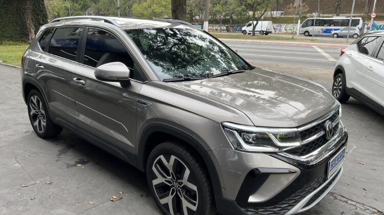 Taos Highline 1.4 250 TSI Automático 2024 Bege Flex com teto solar