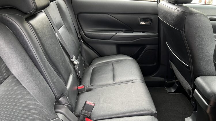 Outlander 2.0 Automática 2017 Branca com teto solar