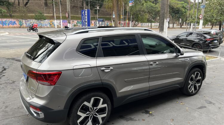 Taos Highline 1.4 250 TSI Automático 2024 Bege Flex com teto solar
