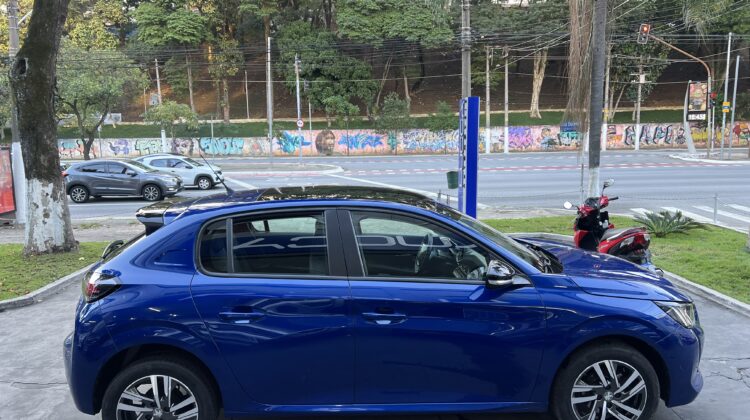 208 Griffe 1.6 Automático 2022 Azul flex com teto panorâmico