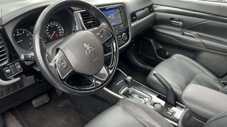 Outlander 2.0 Automática 2017 Branca com teto solar