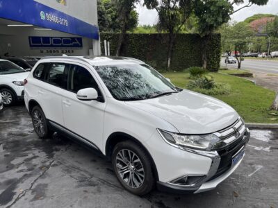 Outlander 2.0 Automática 2017 Branca com teto solar