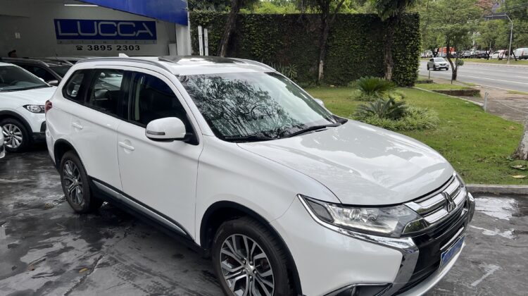 Outlander 2.0 Automática 2017 Branca com teto solar