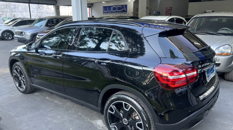 Mercedes-Benz GLA 200 Night 1.6 CGI Aut. 2018/2019 Preta Flex Completa