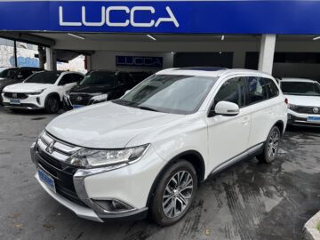 Outlander 2.0 Automática 2017 Branca com teto solar