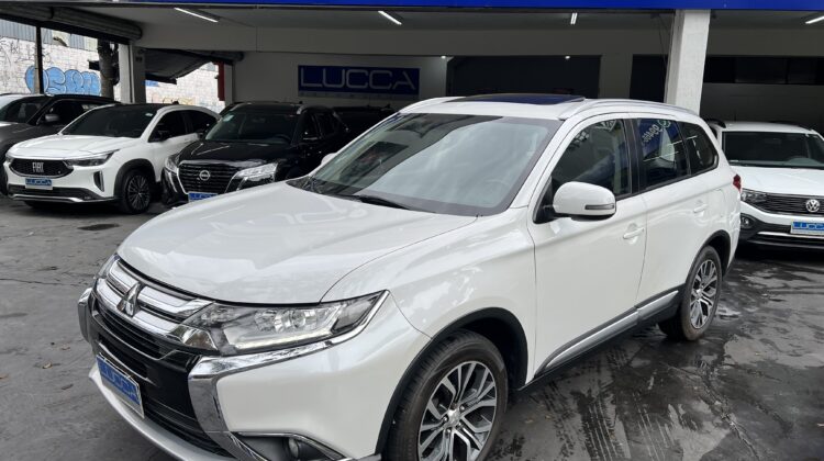 Outlander 2.0 Automática 2017 Branca com teto solar