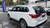 Outlander 2.0 Automática 2017 Branca com teto solar