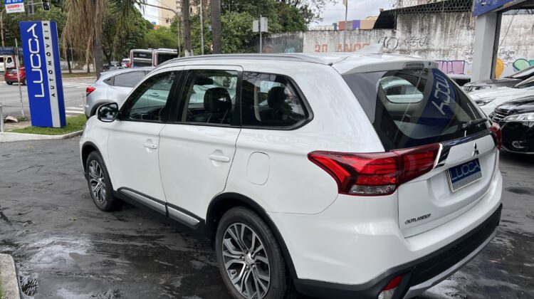 Outlander 2.0 Automática 2017 Branca com teto solar