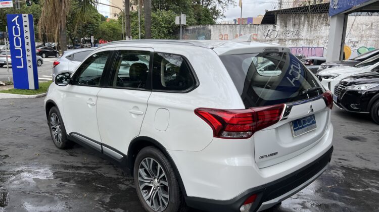 Outlander 2.0 Automática 2017 Branca com teto solar