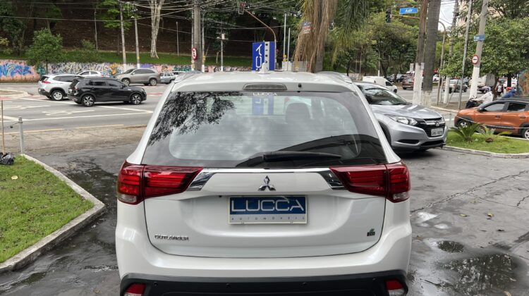 Outlander 2.0 Automática 2017 Branca com teto solar