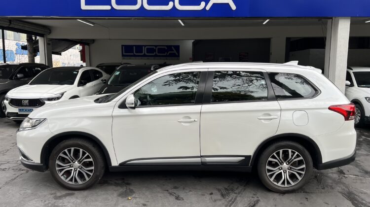 Outlander 2.0 Automática 2017 Branca com teto solar