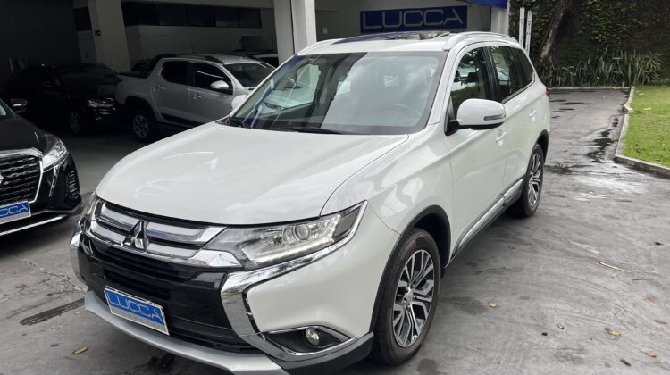 Outlander 2.0 Automática 2017 Branca com teto solar