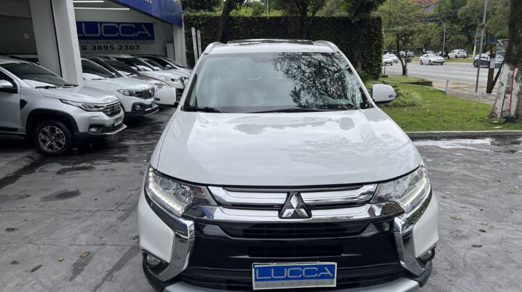 Outlander 2.0 Automática 2017 Branca com teto solar