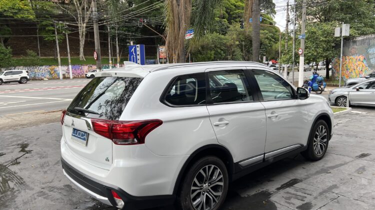 Outlander 2.0 Automática 2017 Branca com teto solar